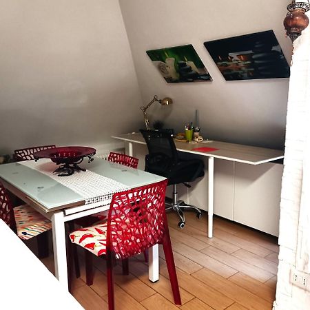 Appartamento La Mansarda Di Pero Con Terrazza Esterno foto