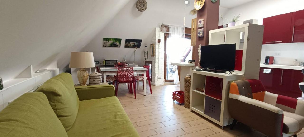 Appartamento La Mansarda Di Pero Con Terrazza Esterno foto